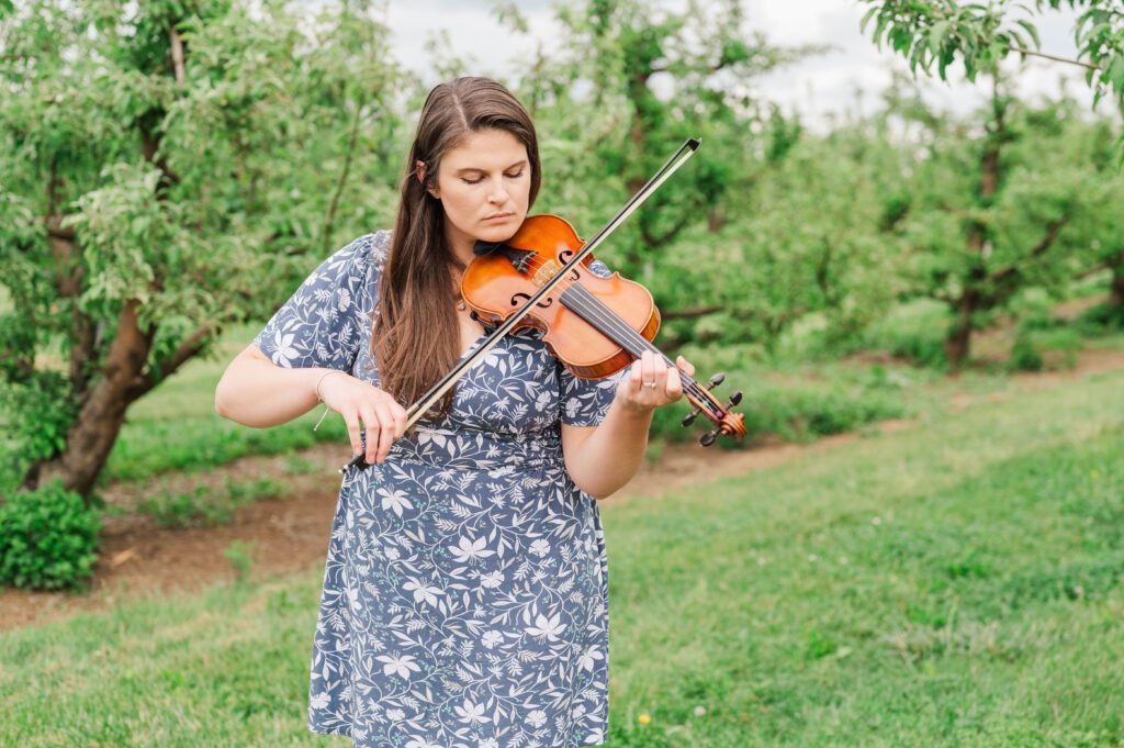 Violinist plays for a wedding ceremony near Lexington, KY