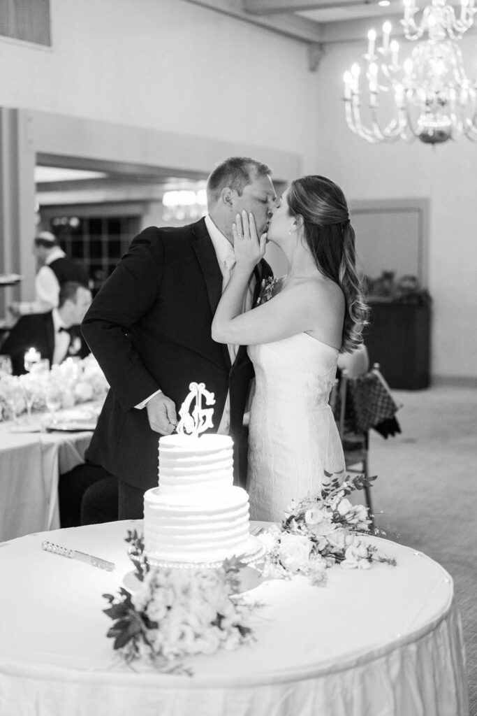 Bride and groom cut the cake for their wedding at Kenwood Country Club