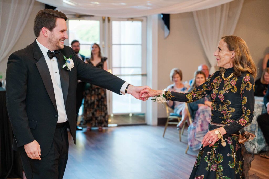 Mother-son dance at a Gardencourt wedding day